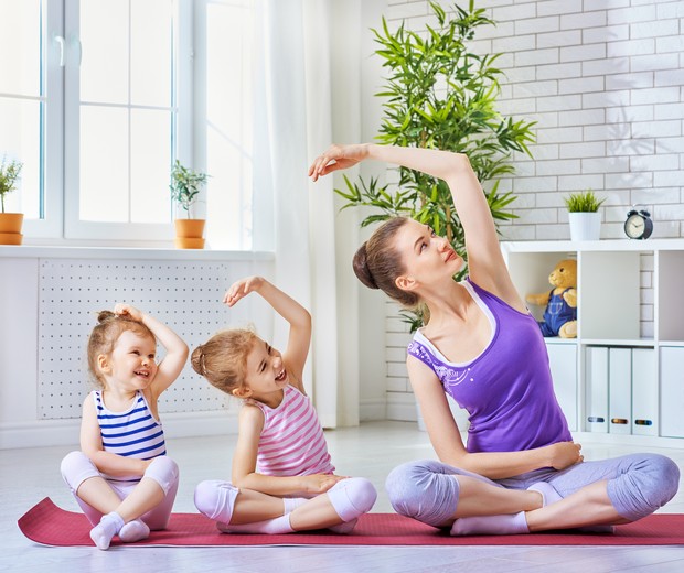 mae-pratica-ioga-com-filhas